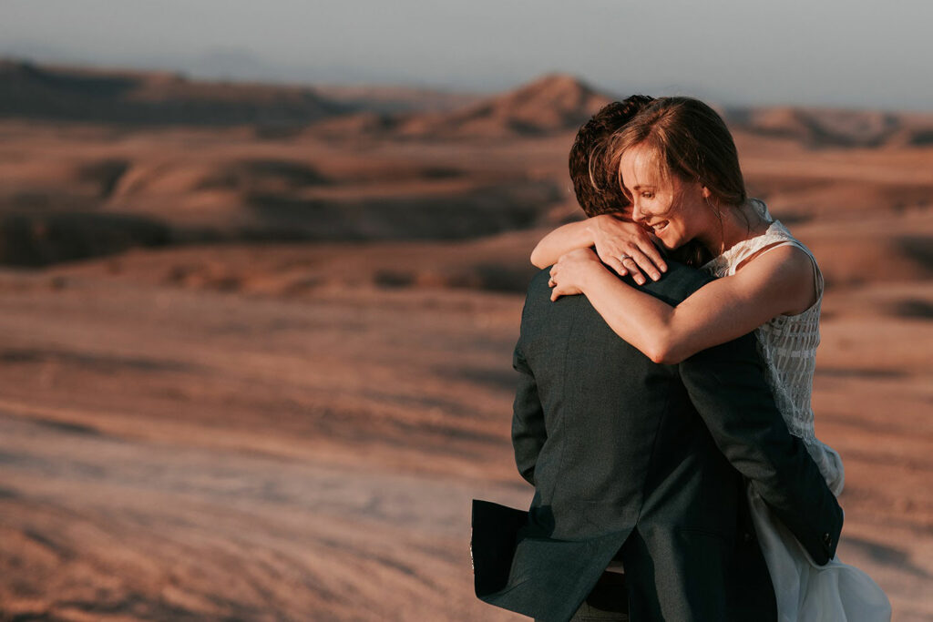 Photo mariés dans le désert à Marrakech par Caroline Darcourt